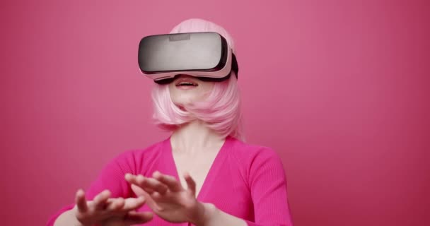 Mulher Usa Óculos Realidade Virtual Busca Toca Vida Virtual Fundo — Vídeo de Stock