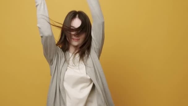 Portræt Glad Kvinde Smilende Dans Til Musik Rytmisk Slå Flytte – Stock-video