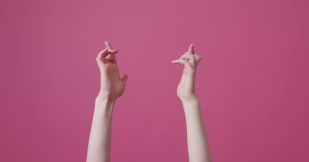 Kobieta Kręgosłupem Trzymająca Kciuki Statyczne Ujęcie Nierozpoznawalnej Samicy Podnoszącej Ręce — Wideo stockowe
