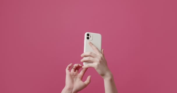 Tiro Estático Mensagens Texto Femininas Nervosas Irreconhecíveis Telefone Celular Branco — Vídeo de Stock