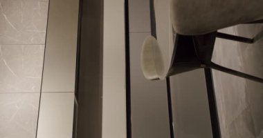 Modern ve ferah mutfak odası. Gayrimenkul. Modern Krom Musluk. Yeni Ev 'de minimalist tasarım. Gerçek Lüks Tasarım İçi. Neo-klasik tarz, samimi bir iç mekan. Dikey video.