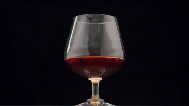 Luxe Cognac Glas Met Gouden Cognac Geïsoleerde Zwarte Ondergrond Met — Stockvideo
