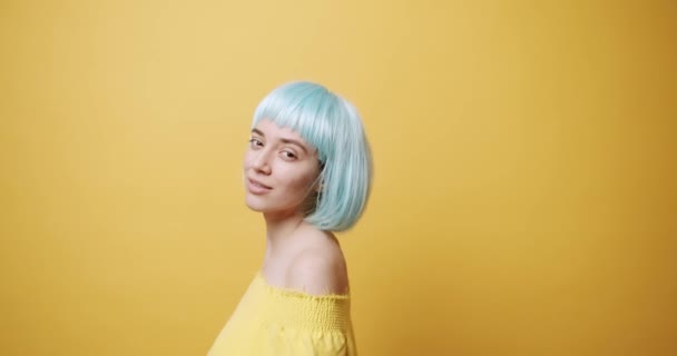 Tânără Elegantă Păr Albastru Fotografie Statică Femeie Tânără Optimistă Bluză — Videoclip de stoc