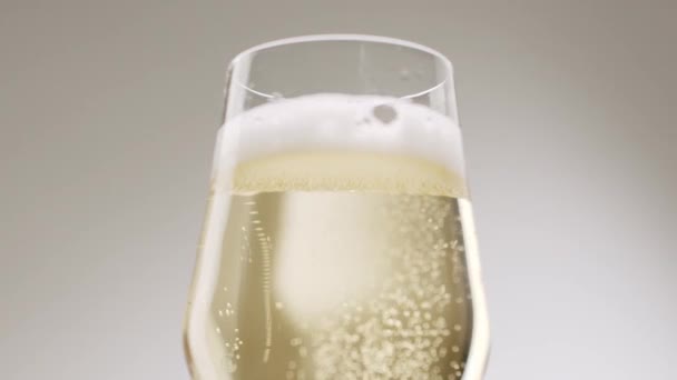 缓慢的运动和超级宏观拍摄微小的气泡向上流动的优雅的香槟白色背景 白色背景下的香槟香槟泡沫 — 图库视频影像