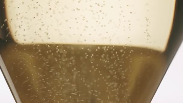 Baixo Ângulo Pessoa Irreconhecível Derramando Champanhe Efervescente Vidro Cristal Elegante — Vídeo de Stock