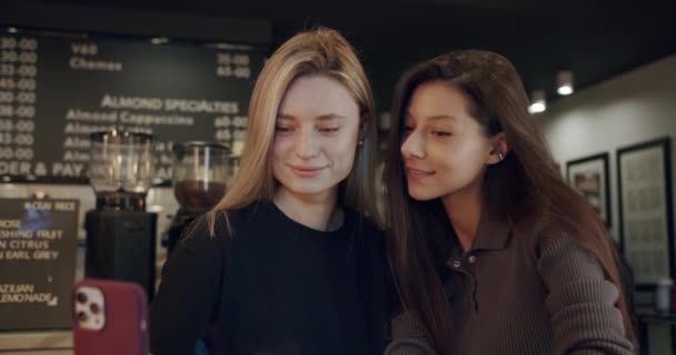 Mujeres Jóvenes Tomando Selfie Restaurante Bajo Ángulo Mano Joven Morena — Vídeo de stock
