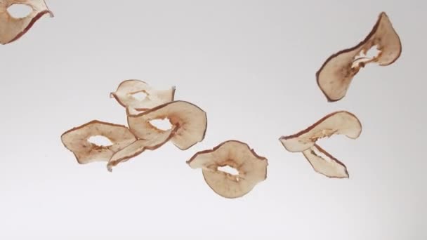Kurutulmuş Elma Cipsi Geliyor Yavaş Çekimde Statik Çekim Ezilmiş Elmaların — Stok video