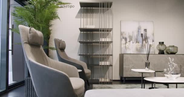 Luxus Interieur Des Modernen Hauses Mit Ecksofa Stühlen Und Bücherregal — Stockvideo