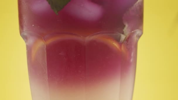 Glas Limonade Munt Ijsblokjes Een Gele Achtergrond Zomer Cocktail Met — Stockvideo
