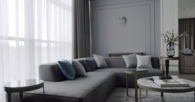 Köşedeki kanepe yuvarlak masalı lüks Modern Ev İçi. Minimalist İç İşleri. Samimi Modern Mobilya Tasarımı. Lüks Zarif Oda. Gri mobilyalı modern minimalist oturma odası.