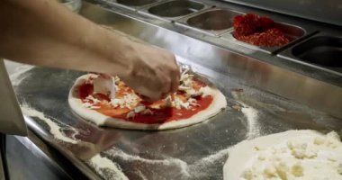 Şef restoran mutfağında pizza hazırlıyor. Büyük hamurlu İtalyan Napoli pizzası. Mutfakta çalış. Pizza ahşap fırına konur. Modern fırın. Pizza.. 