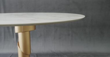 Gri arka planda Minimalist Beyaz Yemek Yuvarlak Masası. Minimalist yuvarlak masalı modern yemek odası. Yemek odasında zarif ve rahat bir ev var. Modern Beyaz Masa.