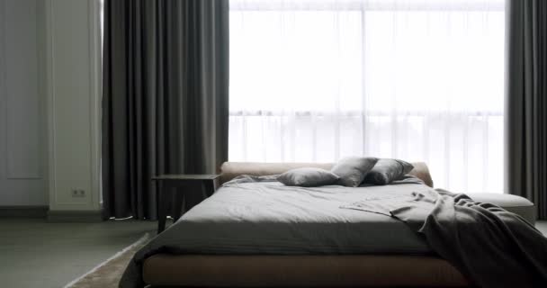 Modern Hotel Bedroom Interior Bed Many Pillows Minimalistic Scandinavian Style — Stock Video