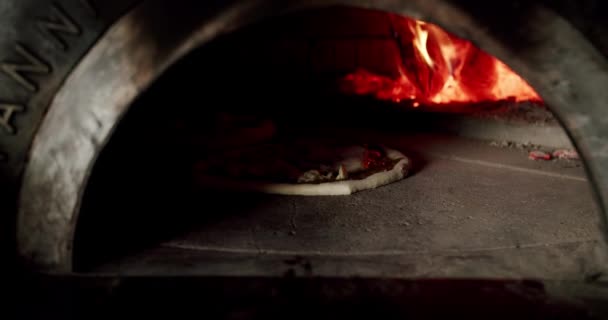 厨师在餐厅厨房准备披萨 意大利那不勒斯披萨和大面团 在厨房工作 比萨放在木制烤箱里 现代烤箱 比萨食品 — 图库视频影像