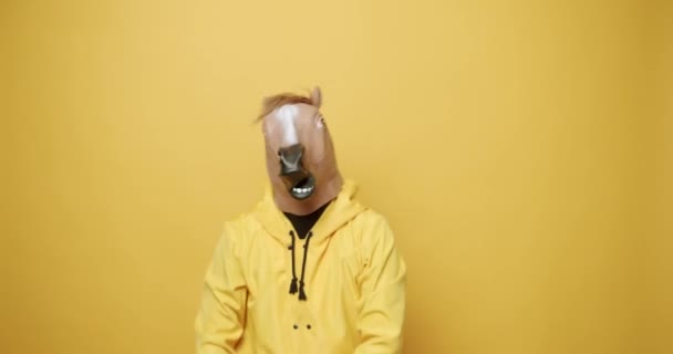Muž Koňskou Maskou Dělá Legrační Gesta Vtipálek Žlutých Oblecích Tanec — Stock video