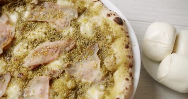 파르마탄 오븐에서 맛있는 이탈리아 나폴리 화이트 테이블 재료로 서비스 치즈와 — 비디오