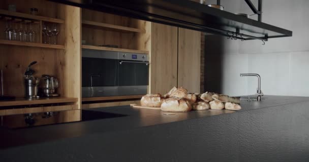 Luxe Keuken Met Eiland Stoelen Modern Interieur Eetkamer Luxe Huis — Stockvideo