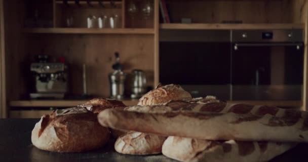 Masasında Bir Sürü Ekmek Olan Modern Geniş Ahşap Mutfak Odası — Stok video