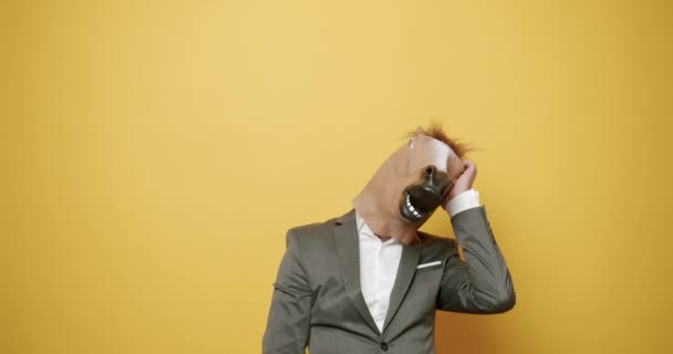Людина Конячою Маскою Робить Смішні Жести Бізнесмен Конячою Маскою Кумедний — стокове відео