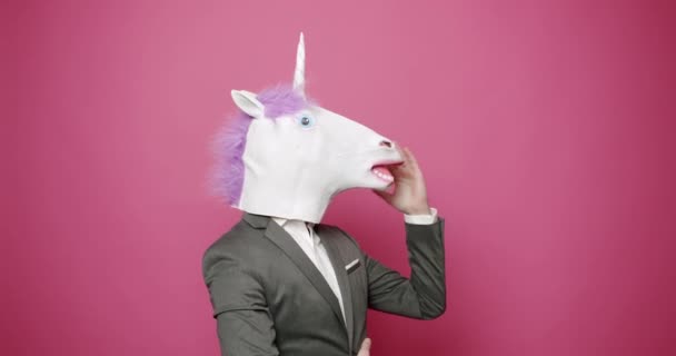 Hombre Negocios Con Máscara Unicornio Haciendo Gestos Estudio Rosa Hombre — Vídeo de stock