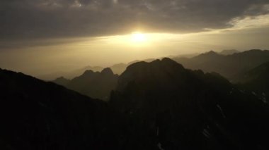 Dağlık arazide hareketlilik. Yaz sabahı vahşi orman dağlarının üzerinde güzel bir gündoğumu. Zirvede Uçuşun Epik Panorama Doğa Başarı Zirvesi