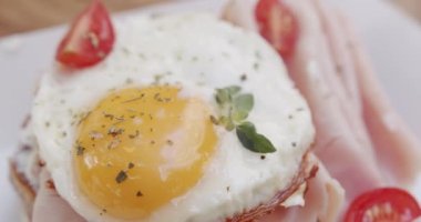 Yağda yumurta, tost, kiraz, jambon ve pastırma ile nefis İngiliz kahvaltısı. Yakın plan. Lezzetli ve sağlıklı bir kahvaltı. Sağlıklı beslenme kavramı. Fast food.
