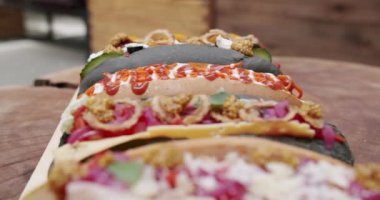 Ev yapımı sosisli sandviç, hardal ve ketçap, salata ve havuç, domates, zeytin, soğan, salatalık. Ve bir sürü malzeme. Büyük şehirde sokak yemeği. Gastronomi. İştah açıcı yemek.