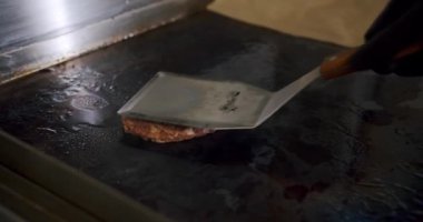 Lezzetli hamburgerler hazırlıyorum. Köfteli taze burger. Etli büyük iştah açıcı burger. Profesyonel Lokanta Mutfağında Yemek Pişirmek. Kişi Yemek Hazırlama Yemeği. Izgara et..