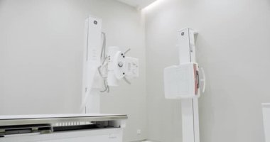 Modern X-ray odası, X-Ray Makinesi. İnsan vücudu üzerinde çalışmak. Röntgen makinesi yalan söylüyor ve ayakta duruyor. Hastane Radyoloji Odası. Kırıklar, Kırık Uzuvlar, Yaralar, Kanser veya Tümör Taraması.