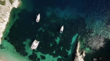 Lüks gemi gezisi. Derin mavi sulardaki beyaz teknenin görüntüsü. Yatçılık. Lüks yelkenli. Yaz lüks modern tekne gezisi. Beyaz yat. Yelkenli. Lüks gemiyle yaz yolculuğu.