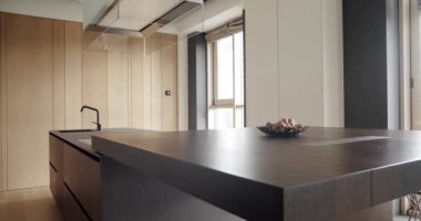 Lüks evde modern iç mekan. Minimalist bir mutfağın içinde. Açık Ahşap Duvar ve Zemin. Minimalist yemek masası olan modern mutfak odası. Modern lavabolu Ev Mutfağı.