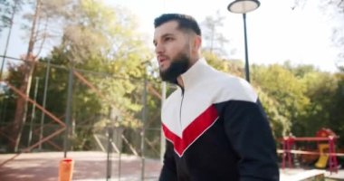 Antrenör erkek spor yapıyor. Çekici fitness adamı dışarıda egzersiz yapıyor. Açık hava sporcusu egzersiz yapar. Spor salonu sağlığı kavramı.