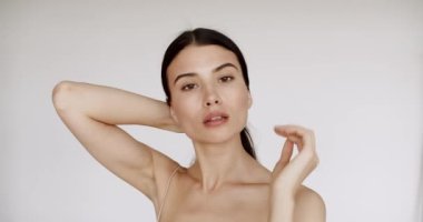 Mükemmel bir teni olan esmer bir kadının yakın plan güzel portresi. Güzellik modeli kameraya bak. Cilt bakımı ürün konsepti. Cilt bakımı, kozmetik. profesyonel model.