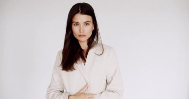 Moda modeli kameraya bakıyor. Kafkasyalı bir kızın çarpıcı yüzü. Güzel kahverengi gözlü seksi bir manken. Esmer, mutlu kadın güzellik portresi. Yaklaş. Cilt bakımı. Kozmetik ve makyaj.
