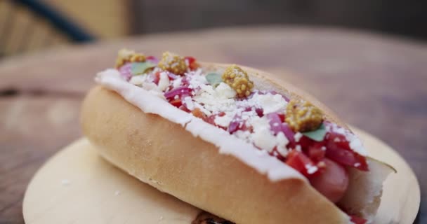 Domowej Roboty Grillowane Hot Dogi Bułkach Musztardą Ketchupem Sałatka Marchewka — Wideo stockowe