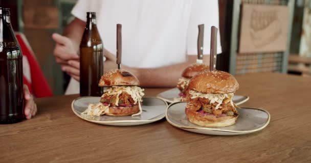 Sabrosas Hamburguesas Servidas Platos Foto Portátil Deliciosas Hamburguesas Con Cuchillos — Vídeos de Stock