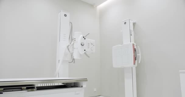 Moderner Röntgenraum Röntgengerät Studie Des Menschlichen Körpers Röntgengerät Liegen Und — Stockvideo