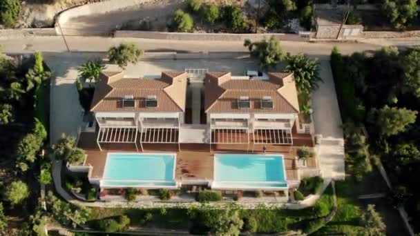 Aerial Upward Shot Luxurious Villas Large Pool Amidst Green Trees — Vídeos de Stock