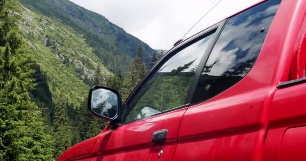 Dağın Arka Planında Aynası Olan Vadi Boyunca Seyahat Eden Kırmızı — Stok video