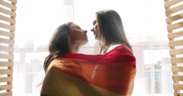 Lgbt和女同性恋者在家里 举旗相握 爱和亲吻 女同性恋家庭 两个分享爱和支持的女人牵着手 生活方式和关系 — 图库视频影像