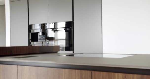 漂亮的厨房内部与新的时尚家具 最简约的厨房的内部家庭厨房与现代水槽 厨房的内部风格别致 现代开放概念家庭内部 — 图库视频影像
