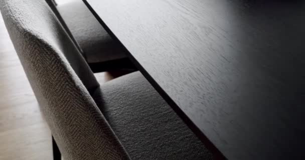 Mesa Madeira Preta Moderna Cadeiras Tecido Branco Mobília Elegante Interior — Vídeo de Stock