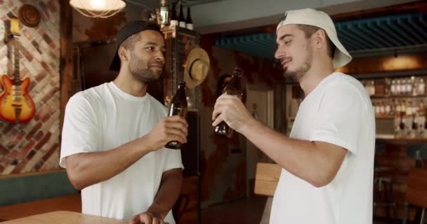 Arkadaşlık Rahatlık Kavramı Gençler Eğleniyor Bar Konseptiyle Iletişim Kuruyorlar Hafta — Stok video