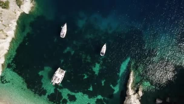 Luxe Cruisereis Uitzicht Van Boven Van Witte Boot Diep Blauw — Stockvideo