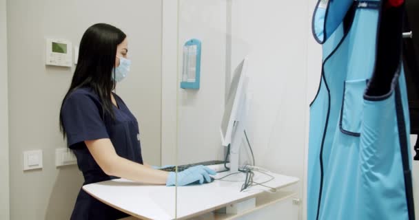 Female Doctor Examines Prepares Diagnostic Machine Hospital Works Computer Examines — Stockvideo