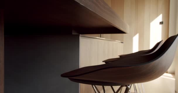 Açık Ahşap Duvar Zemin Modern Mutfak Minimalist Apartmandaki Mutfak Odasında — Stok video