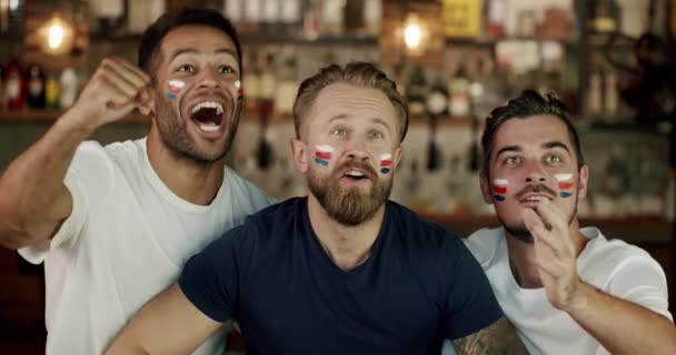Divers Fans Football Célèbrent Victoire Coup Main Hommes Multiraciaux Anxieux — Video