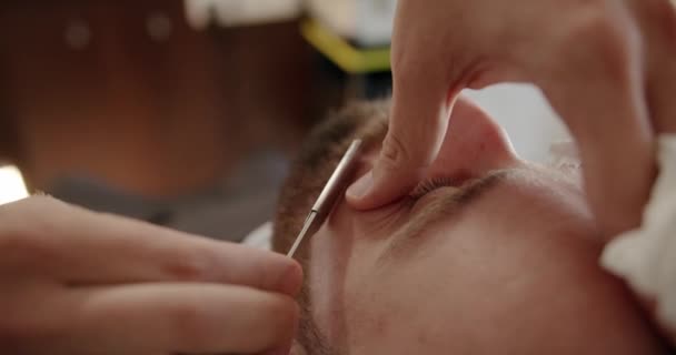 Primer Plano Hombre Guapo Conseguir Barba Afeitada Estudio Pelo Afeita — Vídeo de stock