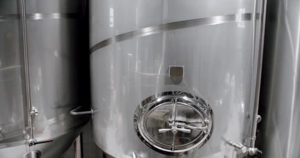 Tangki Baja Nirkarat Untuk Pembuatan Bir Pabrik Konsep Pembuatan Bir — Stok Video