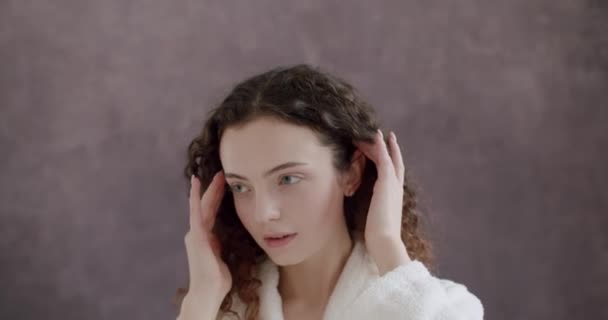 Kvinna Med Perfekt Frisk Hud Vidrör Ansiktet Med Händerna Njuter — Stockvideo